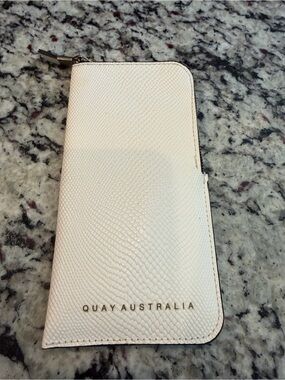 Quay Australia Cream Textured Zip sun glasses Case no glasses